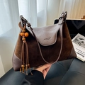Borsa hobo in pelle scamosciata marrone scuro con inserti in pelle e nappa di legno - Marrone