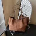 Bolso tote minimalista en gamuza marrón con interior espacioso y costuras elegantes - Marrón