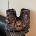 Leopardenmuster-Tote-Bag aus Wildlederimitat mit braunen Ledergriffen und Bestickung - Lila