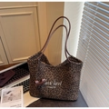 Shopper mit Leopardenmuster aus Wildlederimitat und braunen Lederriemen für Damen - Braun
