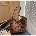 Shopper mit Leopardenmuster aus Wildlederimitat, braunen Trägern und Aufdruck - Braun