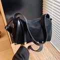 Minimalistische zwart matte suède kussentas met vintage gouden hardware en schouderband - Zwart