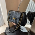 Sac à bandoulière matelassé noir avec chaîne dorée et cuir brillant à effet froissé - Noir