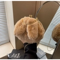 Dettaglio borsa a secchiello in peluche a forma di coniglio con chiusura oro - Marrone