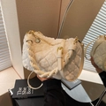 Elegante borsa a spalla in peluche bianco crema con ecopelliccia trapuntata e manico - Bianco Sporco