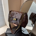 Sac bandoulière matelassé marron foncé en cuir huilé vintage avec fermoir doré chic - Marron