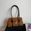 Bolso de hombro retro de ante marrón con cierre giratorio plateado y pespuntes - Marrón
