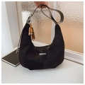 Detalle de bolso media luna en ante negro con colgante de cuentas de madera retro y cremallera - Negro con colgante
