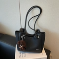 Elegante zwarte leren tote bag met lange banden en bruine teddybeer sleutelhanger - Zwart met hanger