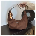 Detalle de bolso hobo de ante marrón con borla de cuentas de madera y marca cuero - Café con Colgante
