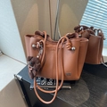 Bruine leren emmertas met dubbele riemen en een schattige pluche puppy sleutelhanger - Bruin met hanger