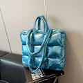 Bolso tote acolchado azul metálico con acabado brillante y costuras de cuadros grandes - Azul