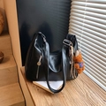 Borsa hobo in pelle PU nera lucida con zip argentate e ciondolo orsetto marrone - Nero con ciondolo