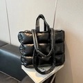 Bolso tote acolchado negro de estilo plumífero con correa larga para hombro - Negro
