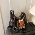 Borsa hobo retrò marrone scuro con tracolla regolabile e ciondolo orsetto - Caffè con Ciondolo
