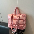 Bolso tote acolchado rosa perla metalizado con asas acolchadas y diseño de cuadrados - Rosa