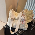 Gesteppte Puffer-Tote-Bag in Cremeweiß mit Segeltuchriemen und Plüsch-Anhänger - Mit Anhänger / Cremeweiß