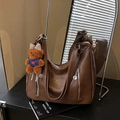 Borsa hobo in ecopelle marrone scuro con cerniere argentate e ciondolo a forma di orso - Marrone con ciondolo