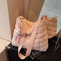 Rosa gesteppte Wolkentasche mit breitem Schultergurt und süßem Hasenanhänger für Damen - Mit Anhänger / Rosa