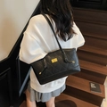 Bolso tote clásico de cuero acolchado negro con cierre de metal dorado y diseño vintage - Negro