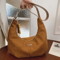 Bolso hobo de ante color caramelo con correa ancha y accesorio de cuentas de madera - Marrón con colgante