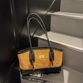 Bolso tote retro de ante marrón acolchado con detalles en cuero negro y cierre dorado - Marrón