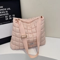 Quilted cloud shoulder bag in light pink with adjustable strap and brand tag - No Pendant / Pink
