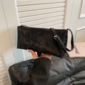 Schwarze Retro-Achseltasche mit Distressed-Marmor-Textur und silberner Schnalle - Schwarz