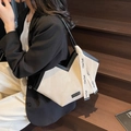 Dettaglio della borsa tote a pieghe con finiture in pelle nera e nastro decorativo - Bianco Sporco