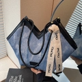 Borsa tote in velluto a coste blu con manici in pelle nera e ciondolo a nastro - Blu