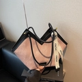 Borsa tote in velluto rosa con finiture nere e design geometrico a forma di V - Rosa
