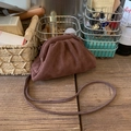 Bolso concha de ante marrón mate con textura fruncida y correa fina de bandolera - Marrón