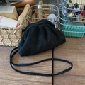 Bolso de hombro tipo nube en ante negro con cierre de cordón de estilo minimalista - Negro
