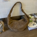 Borsa hobo minimalista in camoscio color caffè con tracolla larga regolabile e fibbia - Marrone