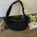 Borsa a spalla a mezzaluna in camoscio nero con cerniera argentata e tracolla - Nero