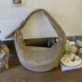Borsa hobo in pelle scamosciata beige a mezzaluna con tracolla a nodo unico - Cachi