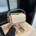 Borsa a mano vintage beige con contrasto in tela e chiusura dorata su marmo elegante - Bianco Sporco