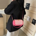 Borsa a tracolla rosa con coperchio intrecciato e chiusura in metallo dorato - rosa acceso