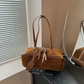 Borsa a cuscino vintage in camoscio marrone con tracolla e dettaglio zip con nodo in pelle - Marrone