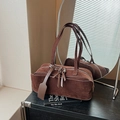 Borsa a cuscino retrò in pelle scamosciata marrone scuro con spalline lunghe e nappe - Marrone