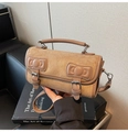 Détail du sac bandoulière en daim avec nœuds décoratifs et boucle en métal rétro - Camel
