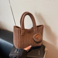 Handgefertigte gewebte Tragetasche in Braun mit grober Strickstruktur und Anhänger - Mit Futter / Kaffeebraun