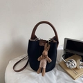 Borsa a secchiello blu navy in pelle scamosciata con logo DM e ciondolo a forma di coniglio - Nero con ciondolo