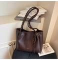 Dettaglio della trama intrecciata e del manico a treccia sulla borsa vintage marrone - Caffè con Ciondolo