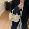 Handgefertigte gewebte cremefarbene Beuteltasche mit Häkeltextur und Lederanhänger - Mit Futter / Gebrochenes Weiß