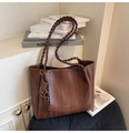 Dettaglio borsa shopper marrone con trama intrecciata, manico in corda e logo dorato - Marrone con ciondolo