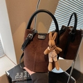 Borsa a secchiello in pelle scamosciata marrone scuro con ciondolo a coniglietto - Caffè con Ciondolo