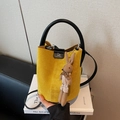 Secchiello giallo smerigliato con manici neri e ciondolo a forma di coniglietto - Giallo con Ciondolo
