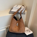 Minimalistische braune Wildleder-Eimertasche mit breitem Schultergurt und Silberteilen - Braun