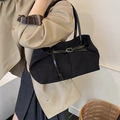 Elegante borsa tote in velluto a coste nero per donna con fibbia in metallo argentato - Nero
